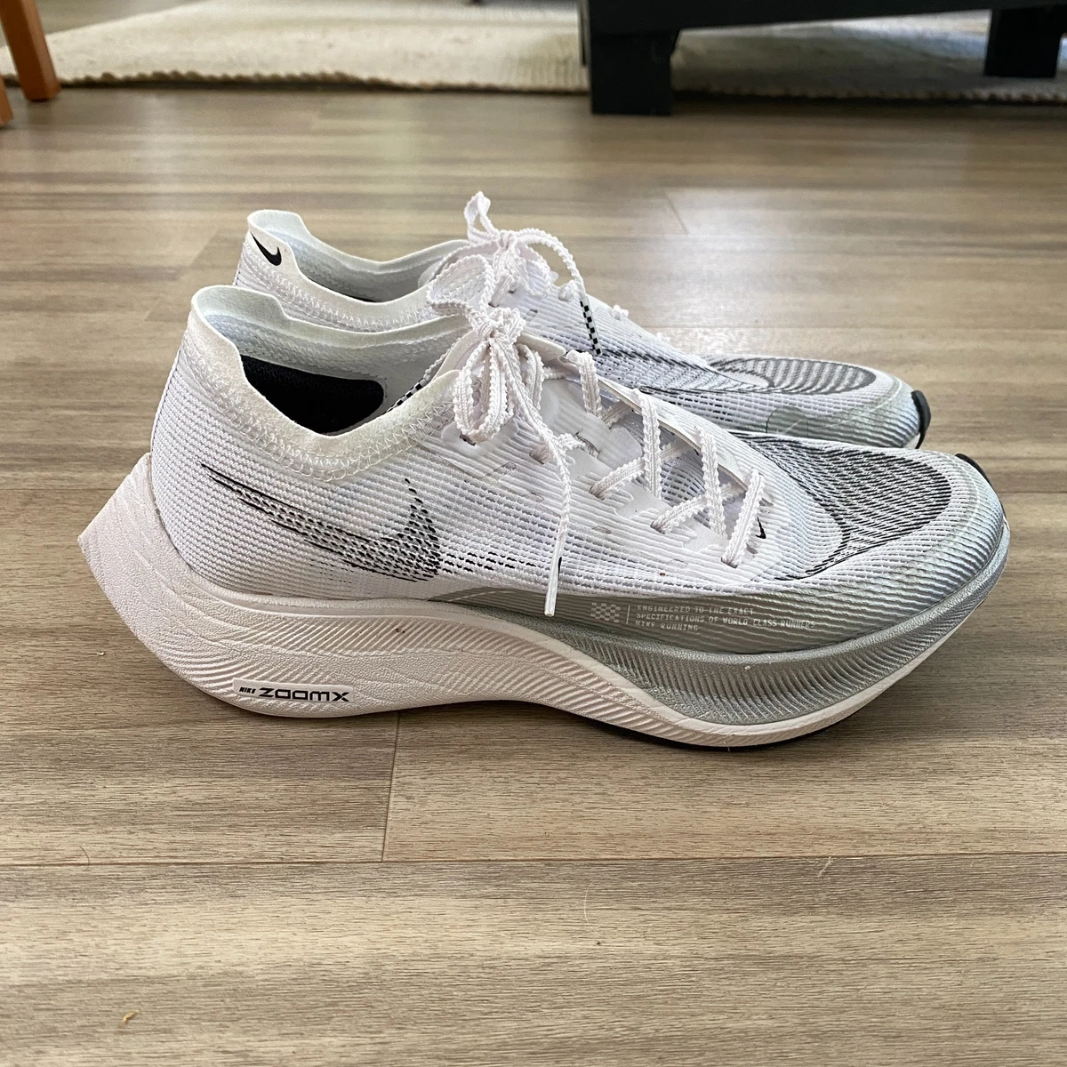Preços baixos em Nike ZoomX Vaporfly NEXT% 2 White Metallic Silver