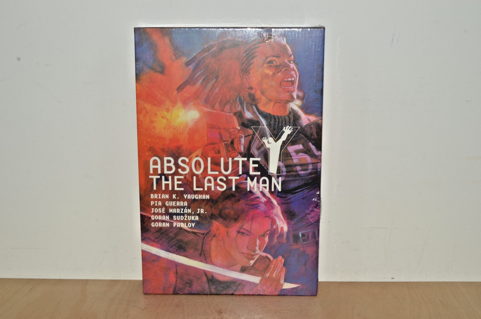 DC / Vertigo: Absolute Y: The Last Man Volume 2 - Brian K Vaughan (#V4) New