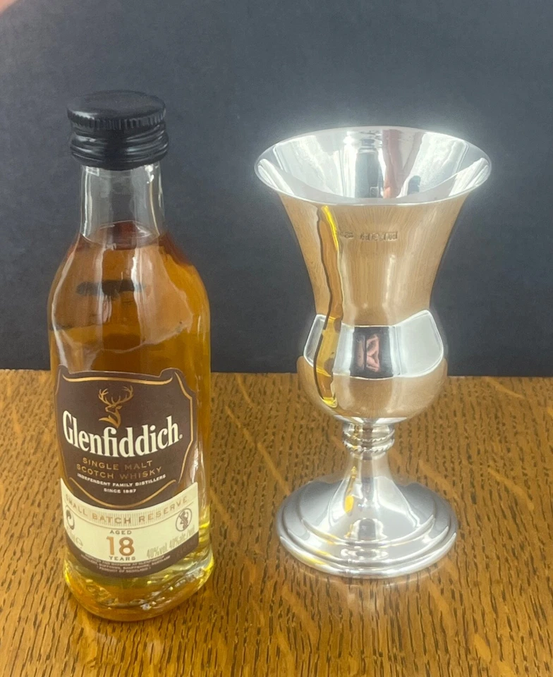 Taza de whisky en forma de cardo de plata esterlina de Mappin Webb Birmingham 1971 Foto 3 de 4