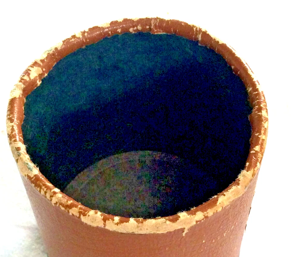 VINTAGE YAHTZEE DICE SHAKER CUP ESTAMPA DE COURO - Imagem 3 de 4