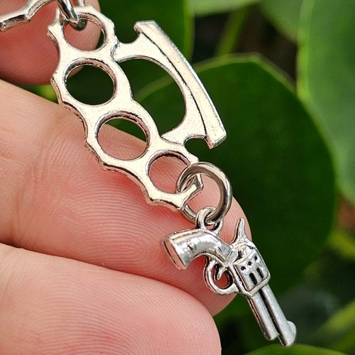 Pulsera Plumero Nudillos con Pistola Charm Thug Punk Rock Tono Plata Alternativo - Imagen 15 de 23