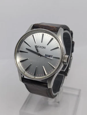 Reloj para hombre Nixon The Sentry 42 mm esfera plateada día-fecha correa de cuero marrón - Imagen 1 de 4