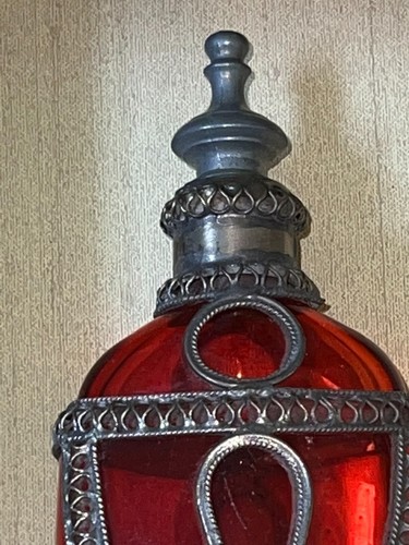 Antiguo rociador de botella de perfume de vidrio rojo marroquí con incrustación/superposición de metal enmarcada - Imagen 17 de 20