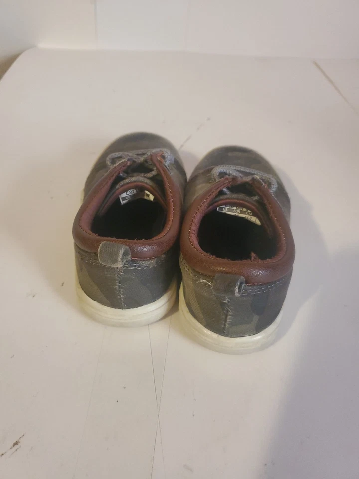 Zapatos sin cordones Carter’s Kids camuflados talla 8 | Tenis de lona verde para niños pequeños Foto 4 de 4