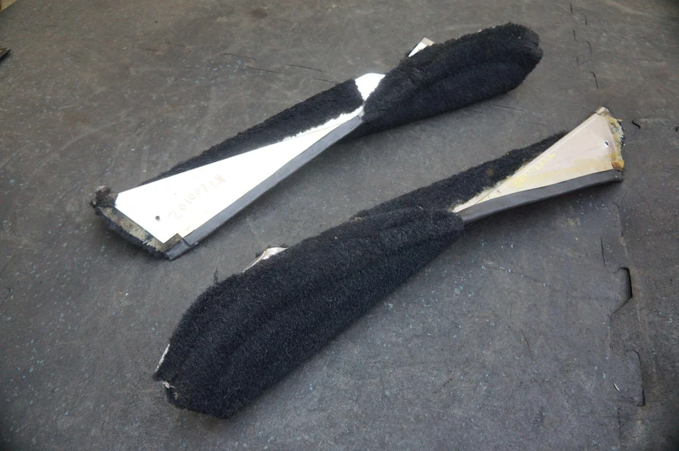 Комплект из 2 отделочных ковровых покрытий для левого и правого ремня безопасности 60787600 от оригинального производителя Ferrari 328 GTS 1986-1989 - Изображение 3 из 4