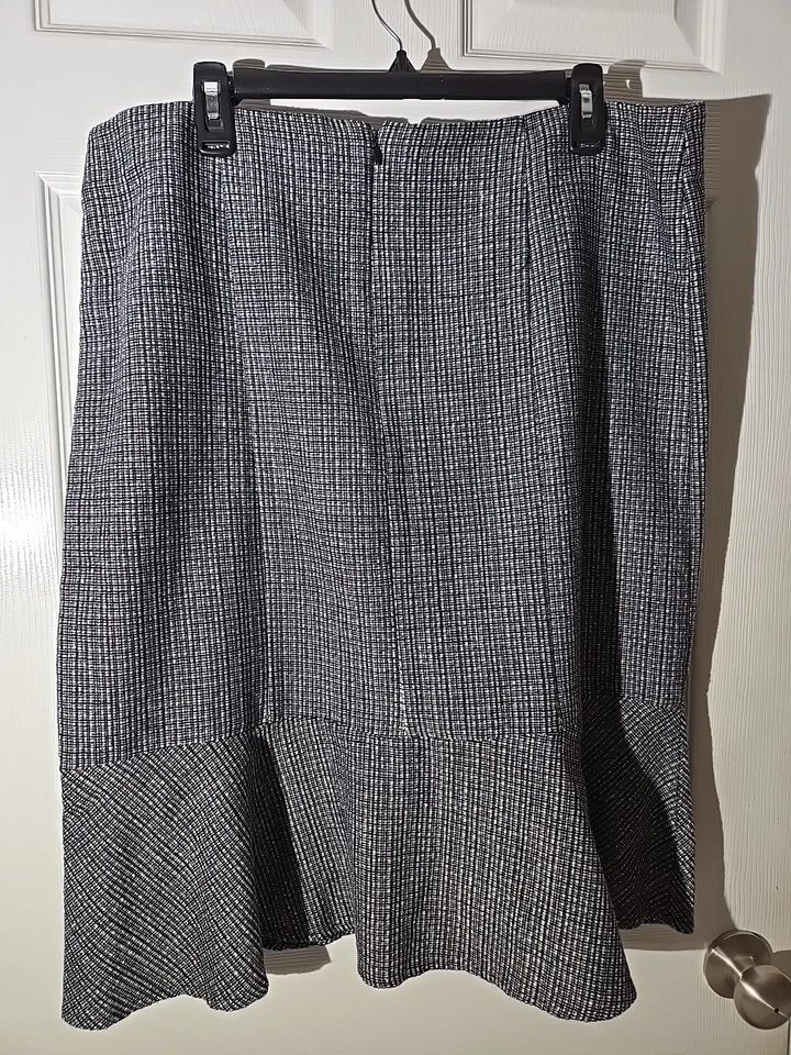 NEW YORK & COMPANY FONDO CON VOLANTES TEXTURIZADOS BLANCO NEGRO Talla 16W Foto 2 de 4