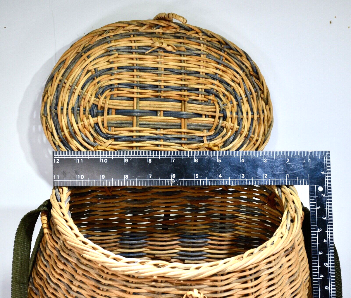 Ancienne Creelle De Pêche En Osier, 16x9x10 Pouces, Fabrication Philippines, Vintage