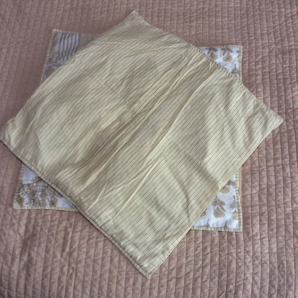 Par de 2 fundas Euro Pottery Barn acolchadas bloque amarillo floral y rayas casa de campo Foto 3 de 4