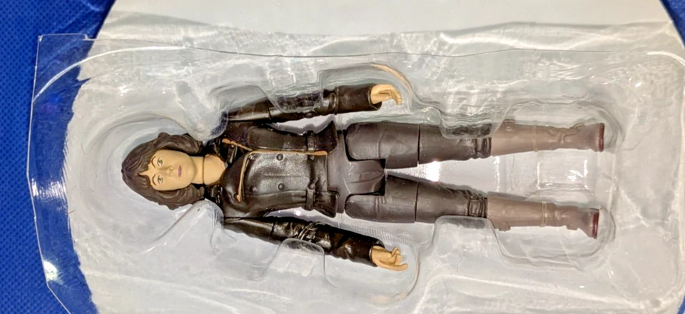 B&M 2020 Doctor Who Companion - Sarah Jane Smith in ‘Monster of Peladon’ Figure - image 2 of 4