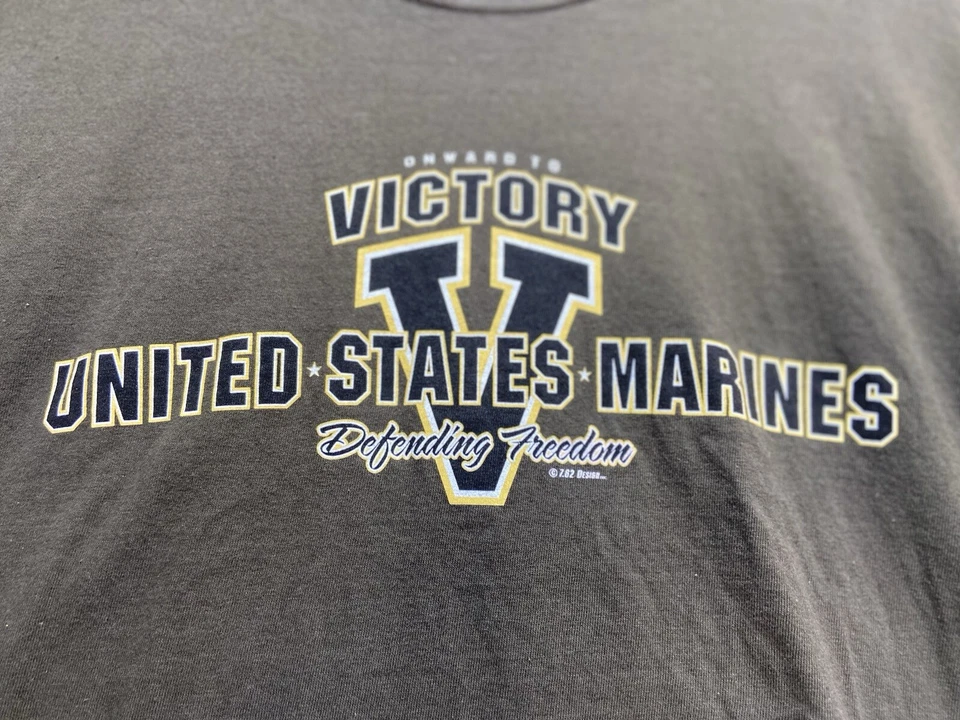 Camisa Vintage Operation Iraqi Freedom Marines 2003 Victory BrownTamanho Médio EUA - Imagem 4 de 4