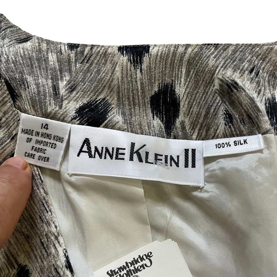 NUEVO CON ETIQUETAS Chaqueta Anne Klein Estampado Animal Seda Botón Frontal Mujer 14 Plateada Negra Foto 2 de 4