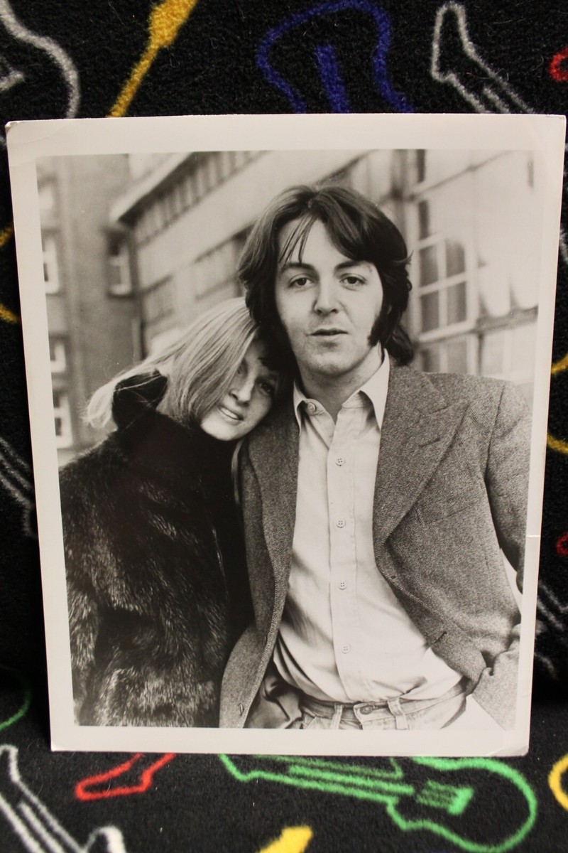 Linda McCartney Paul McCartney ギターピック File:Paul McCartney with Linda McCartney - Wings - 1976.jpg