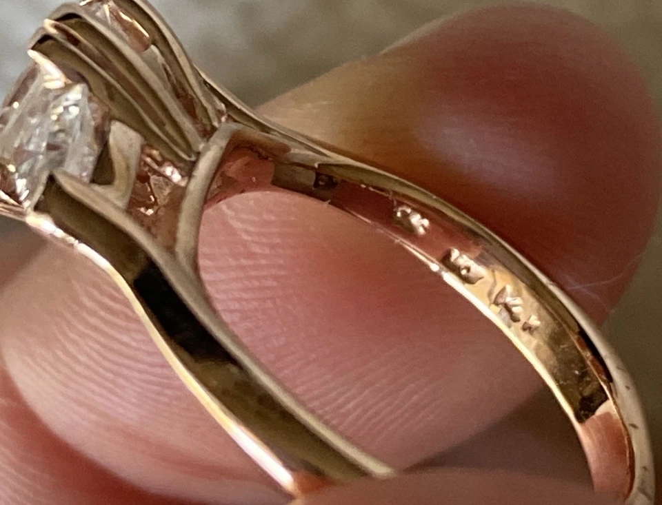 Anillo de boda moissanita Charles and Colvard Foto 4 de 4