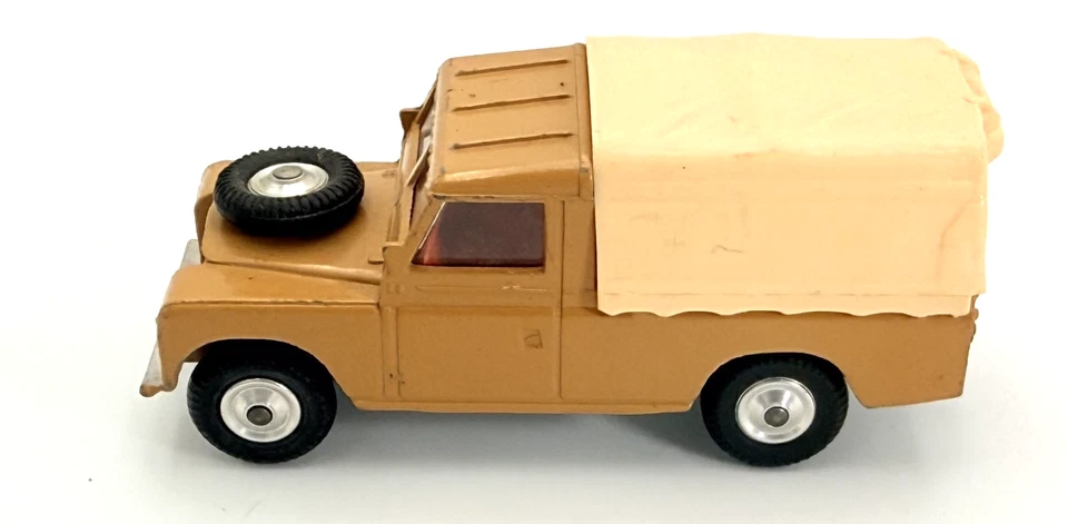 Corgi Toys - Tan Land Rover 109 WB with Canopy - Image 2 of 4