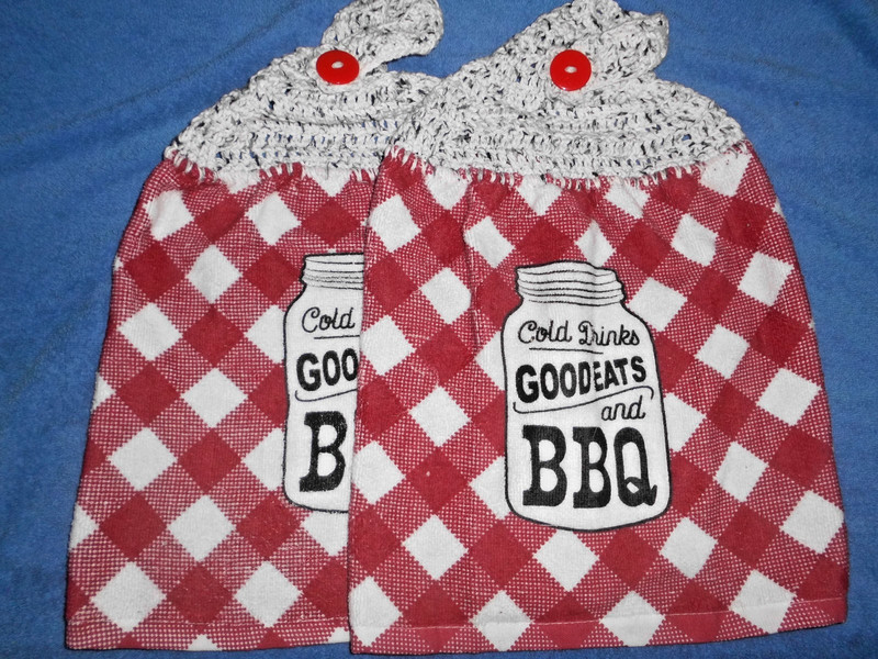 2 CROCHET TOP HANGING  "COLD DRINKS GOOD EATS & BBQ" DESIGN PLAID KITCHEN TOWELS