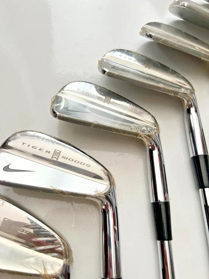 Nike “Tiger Woods” One Of A Kind Irons 2004 + 7.5 Driver + Buick Bag, sealed - Image 4 of 4