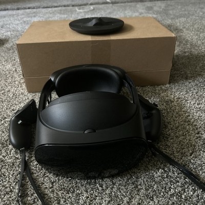 Meta Quest Pro VR Headset 256GB w/ Charger/Controllers/Dock - Good