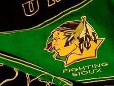 X-rare Vintage Mint- Official 80 X 37 Woven Blanket Poncho Und Fighting Sioux