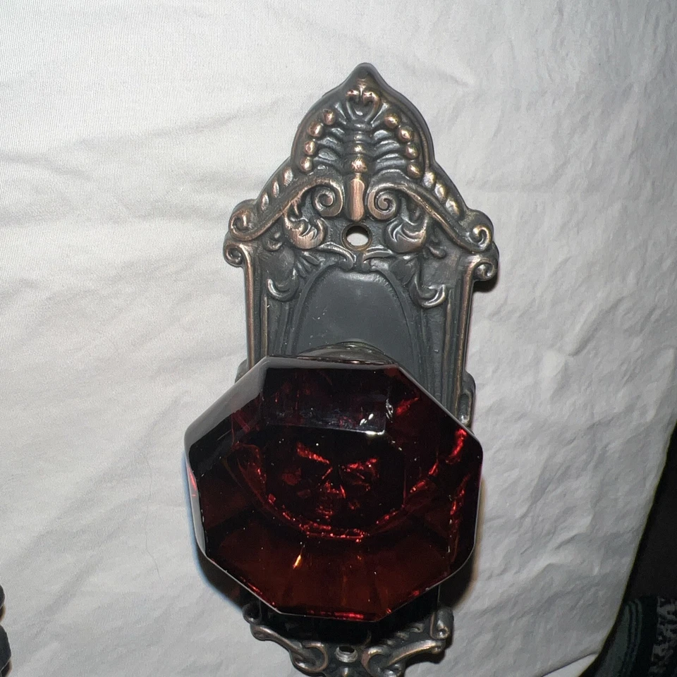 Perillas de puerta ámbar interiores de placa victoriana e interior de almacén nostálgico Foto 4 de 4