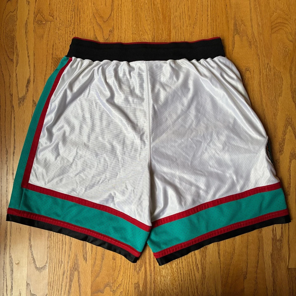2000-2001 vintage Vancouver Grizzlies Authentic Reebok Game Shorts nba sz 38 2XL - Image 2 of 4