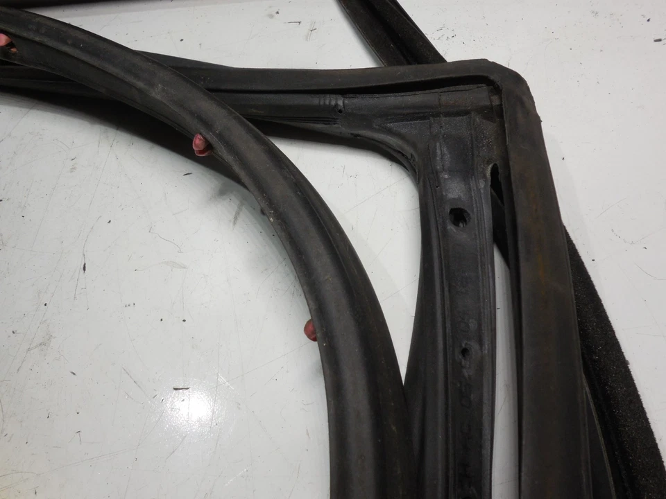 Tira meteorológica puerta trasera derecha 2037371630 01-07 mercedes-benz w203 c320 c240 Foto 2 de 4