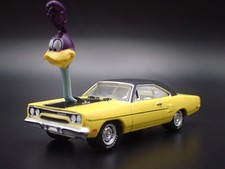 1970 70 Plymouth Road Runner Yellow 164 Scale Collectible Diecast Model Car