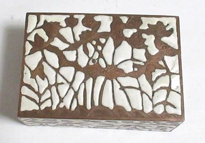 CHINESE WHITE CLOISONNE REPOUSSE ENAMEL LARGE HUMIDOR JAR BOX