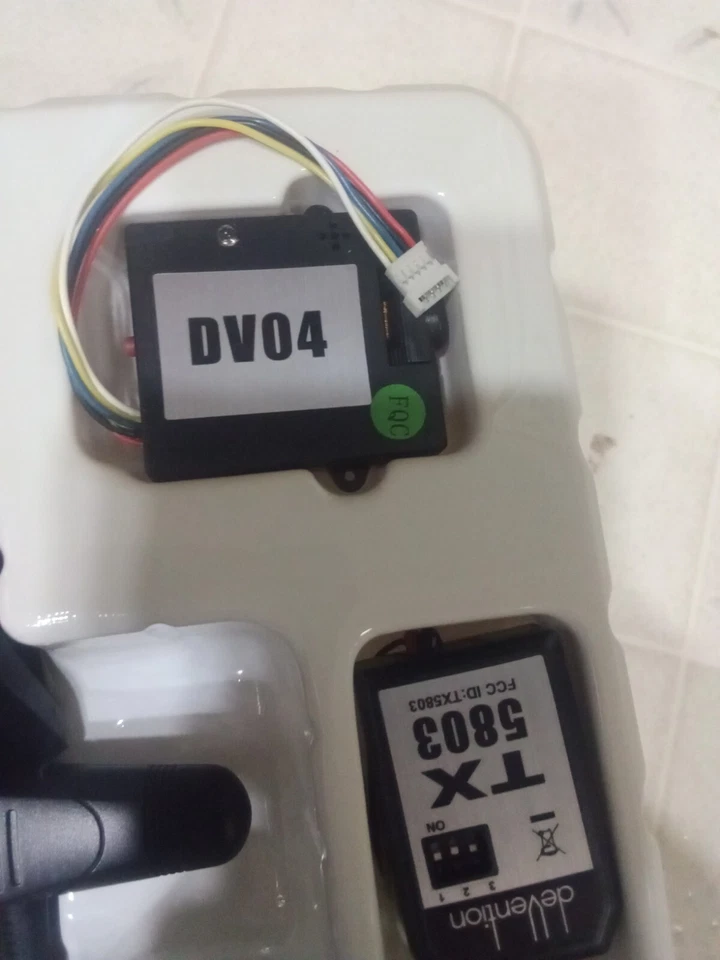 Walkera DEVO F4 4-CH 2.4GHz Digital Radio Transmitter w/ 3.5" FPV Monitor-New? - Image 4 of 4