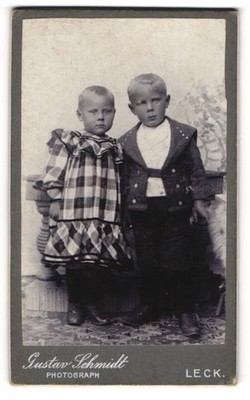 Fotografie Gustav Schmidt, Leck, Zwei Kinder in Anzug und Rüschenkleid 