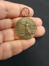 Medaglia Antica Una donna libera gli uccelli da una gabbia