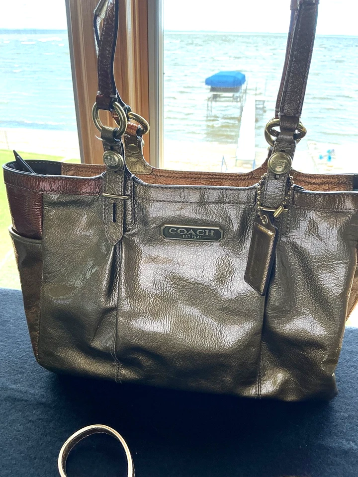 Authentic COACH MADISON Y2K Metallic Gold Patent LEATHER Shoulder Tote w/strap - Image 2 of 4