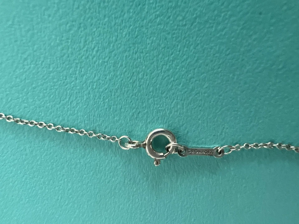 Colgante Tiffany & Co. Paloma's Graffiti Love plata de ley Foto 3 de 4