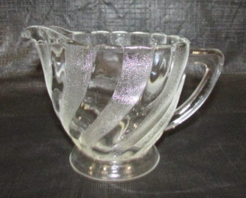 Ancienne tasse ou crémier en verre pressé clair et texturé tourbillon rayé