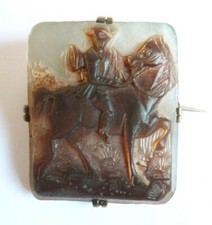 Broche camée en nacre cavalier cheval Bijou ancien mother of pearl brooch horse