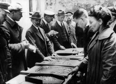 Berlin money dealers in the street in 1925 OLD PHOTO
