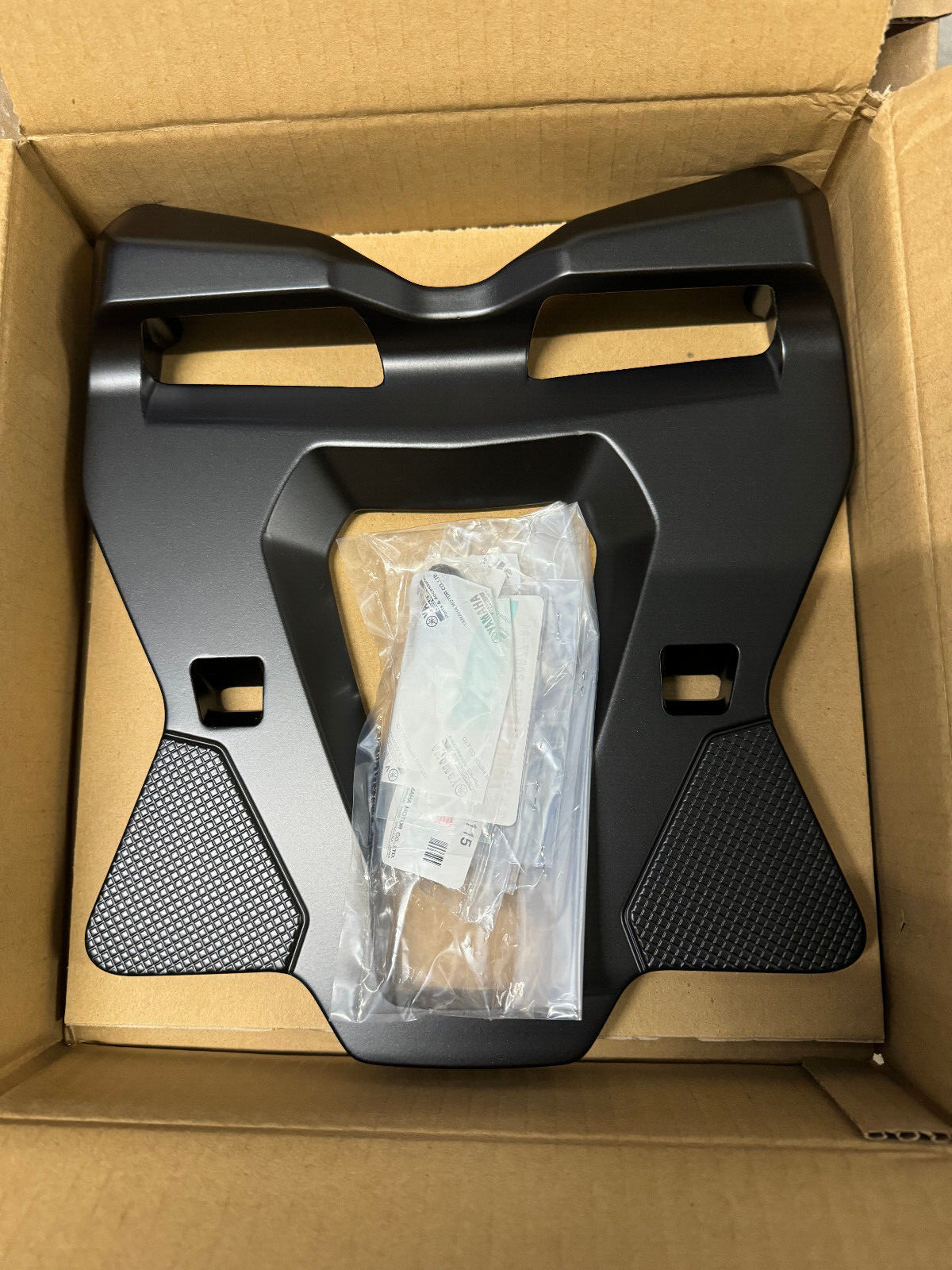 Support porte bagage rigide Yamaha NEO TMAX neuf avec fixations directes