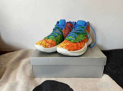 Preços baixos em Nike SpongeBob SquarePants x Kyrie 5 Pineapple