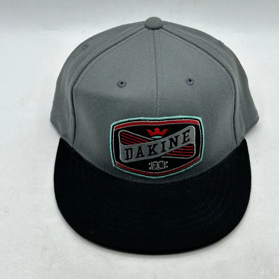 Boné Dakine masculino ajustado 7 1/4 - 7 5/8 elástico cinza preto logotipo adesivo - Imagem 3 de 4