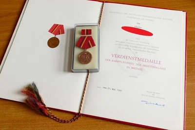 DDR Verdienstmedaille der Kampfgruppen der Arbeiterklasse in Bronze mit Urkunde - Bild 1 von 4