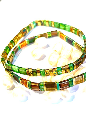 Smaragd Grün und Gold Buntglas Miyuki Glas Tila Perlen Stretch Armband