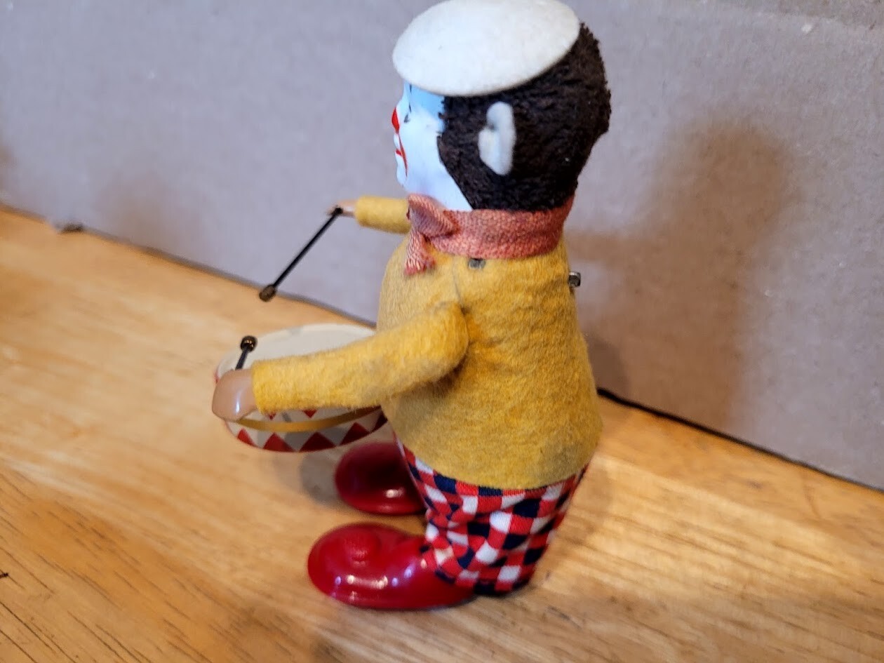 EXCELLENT VINTAGE  SCHUCO WIND UP  DANCING   CLOWN  DRUMMER in BOX