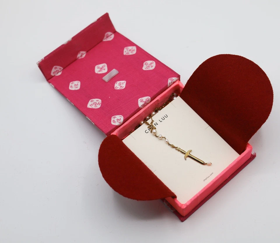 TOTALMENTE NUEVO Collar Largo Chan Luu Daga Dorada y Perla Blanca con Caja de Regalo Foto 2 de 4