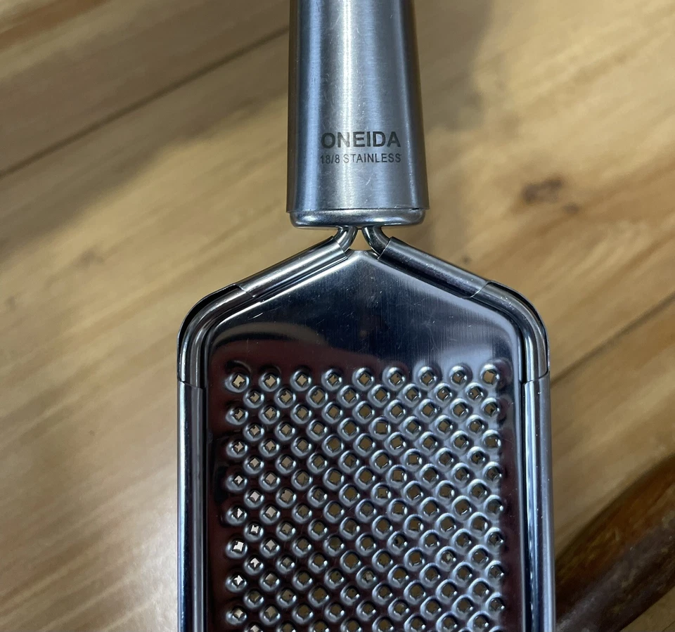 Prensa de ajo chef mimada aluminio, espátula de pescado vintage, Oneida Zester Foto 2 de 4