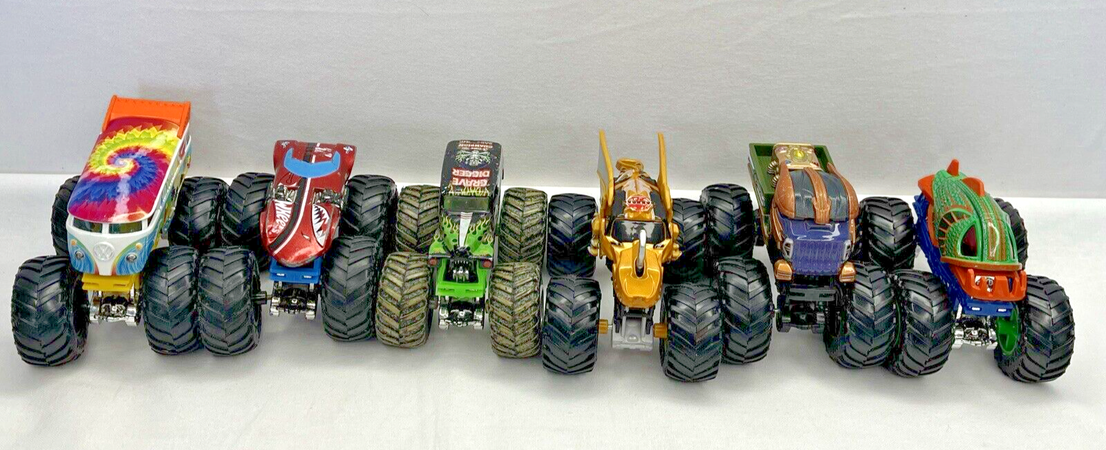 6x Hot Wheels Monster Trucks, GraveDigger, Drag Bus, Piranha, Bakugan Dragonoid