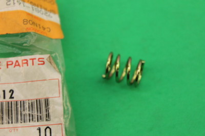 NOS Kawasaki REAR STEP SPRING ZX600 ZX750 ZX900 ZG1000 ZX1000