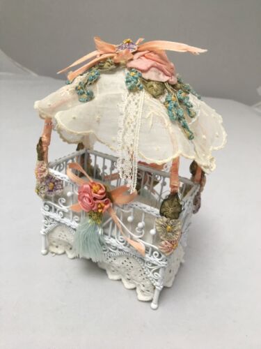 OOAK Canopy Crib Antique Lace Silk Rosettes Fairy DollHouse Miniature - Afbeelding 1 van 11