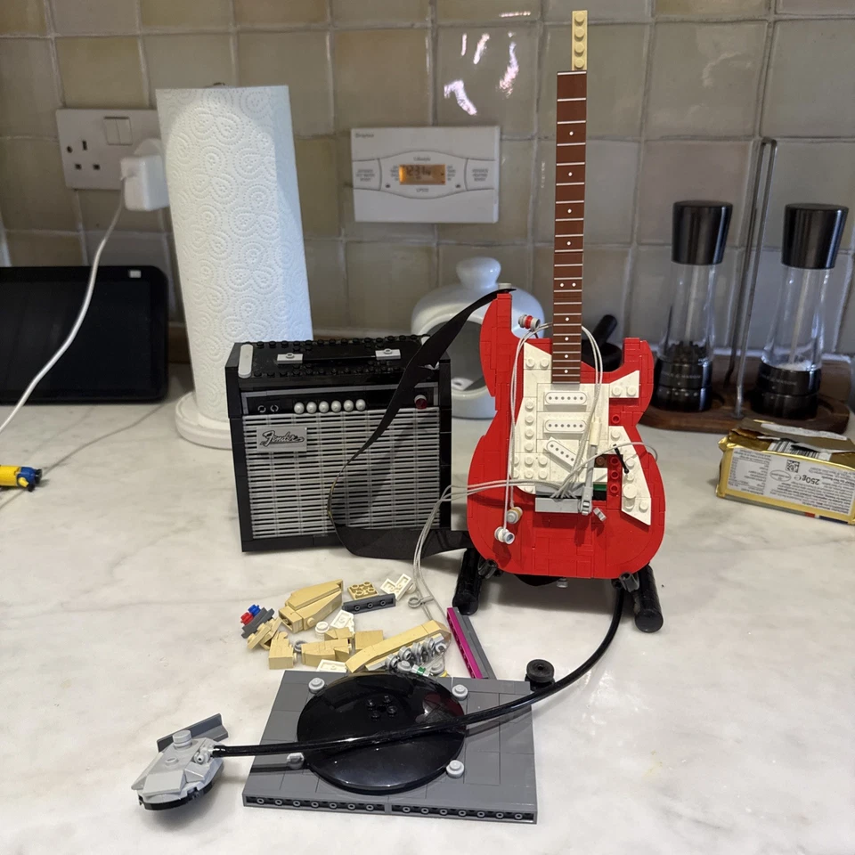 LEGO Ideas 21329 Fender Stratocaster, photo 1 of 5