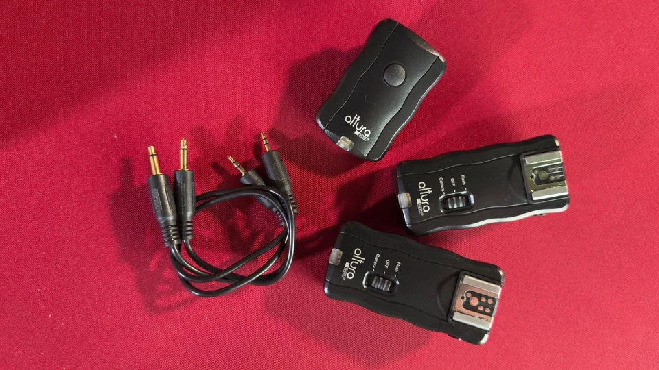 Altura photo: Two flash guns and a set of flash triggers Fits Canon. - Image 3 of 4