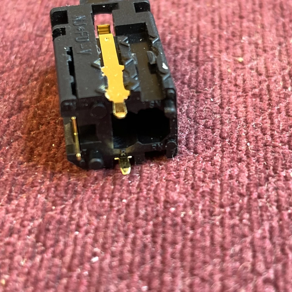 10 BRAND NEW Neutrik - NJ FD-V - 1/4 Stereo Switched Jack PC Verticle with Cap - Image 4 of 4