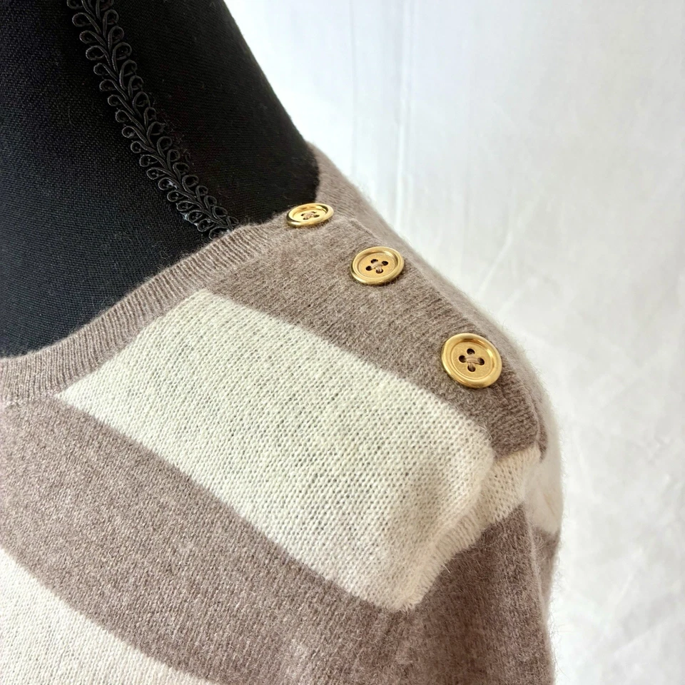 Suéter listrado feminino Charter Club cashmere bronzeado e marfim botões de ombro grandes - Imagem 2 de 4